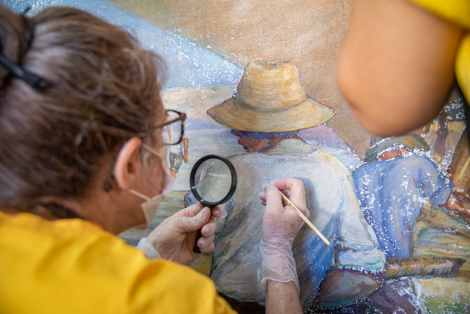 Alunos da Escola de Artes e Ofícios Thomaz Pompeu Sobrinho realizam restauro de tela do artista plástico cearense Vicente Leite datada da década de 1920