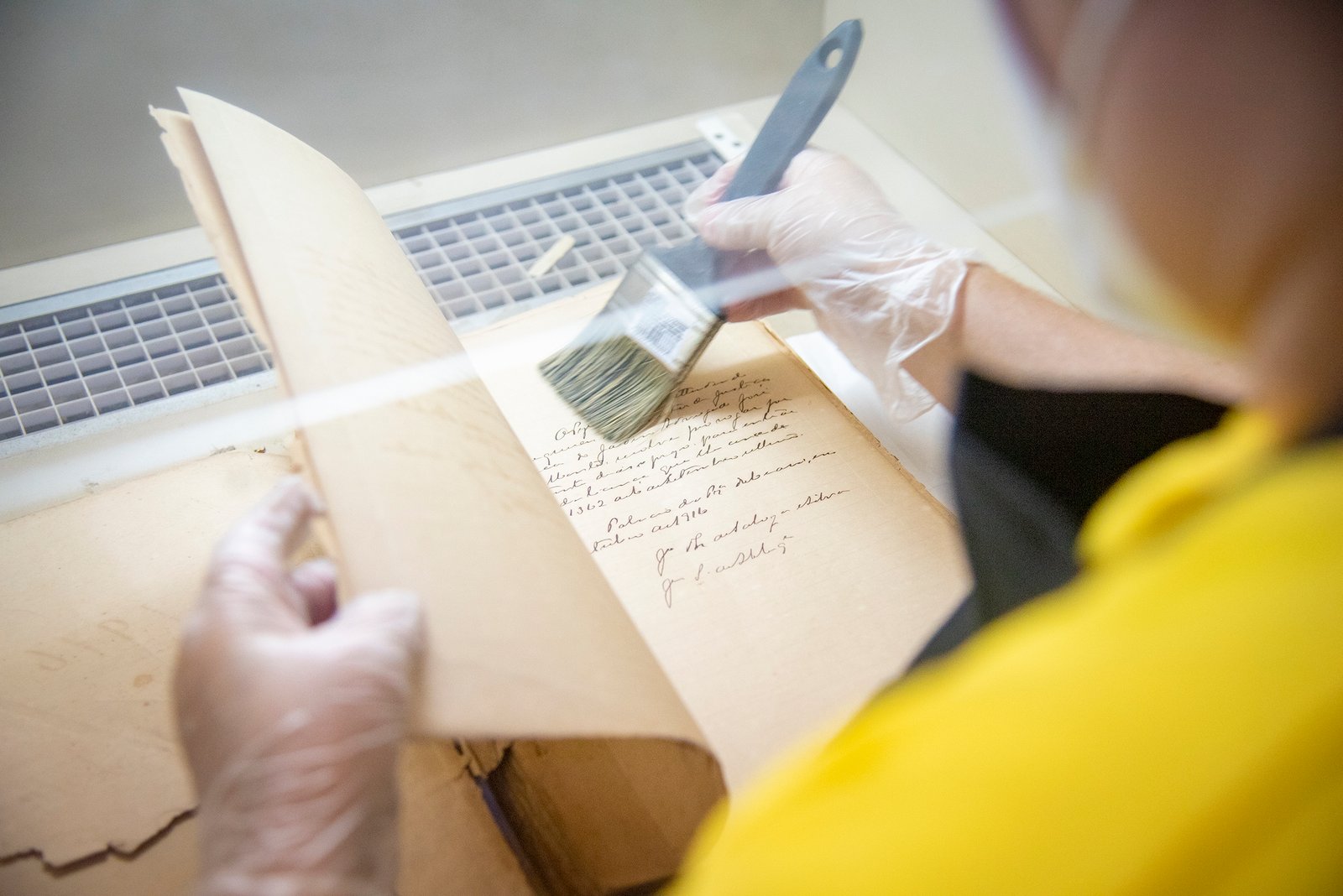 Alunos da Escola de Artes e Ofícios Thomaz Pompeu Sobrinho realizam restauro de documentos históricos do Arquivo Público do Ceará