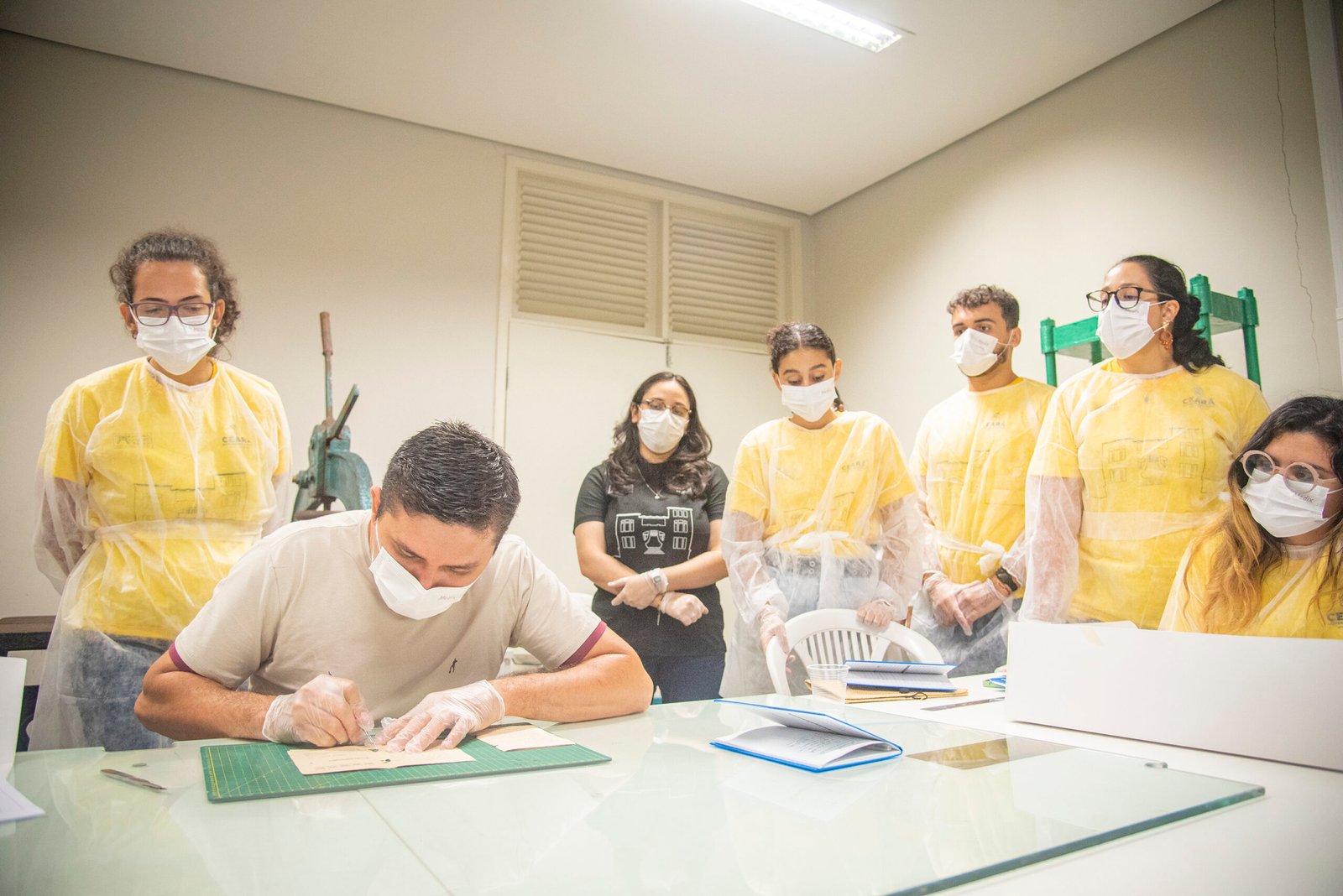 Alunos da Escola de Artes e Ofícios Thomaz Pompeu Sobrinho realizam ações de conservação e restauração em acervo de obras raras da BECE