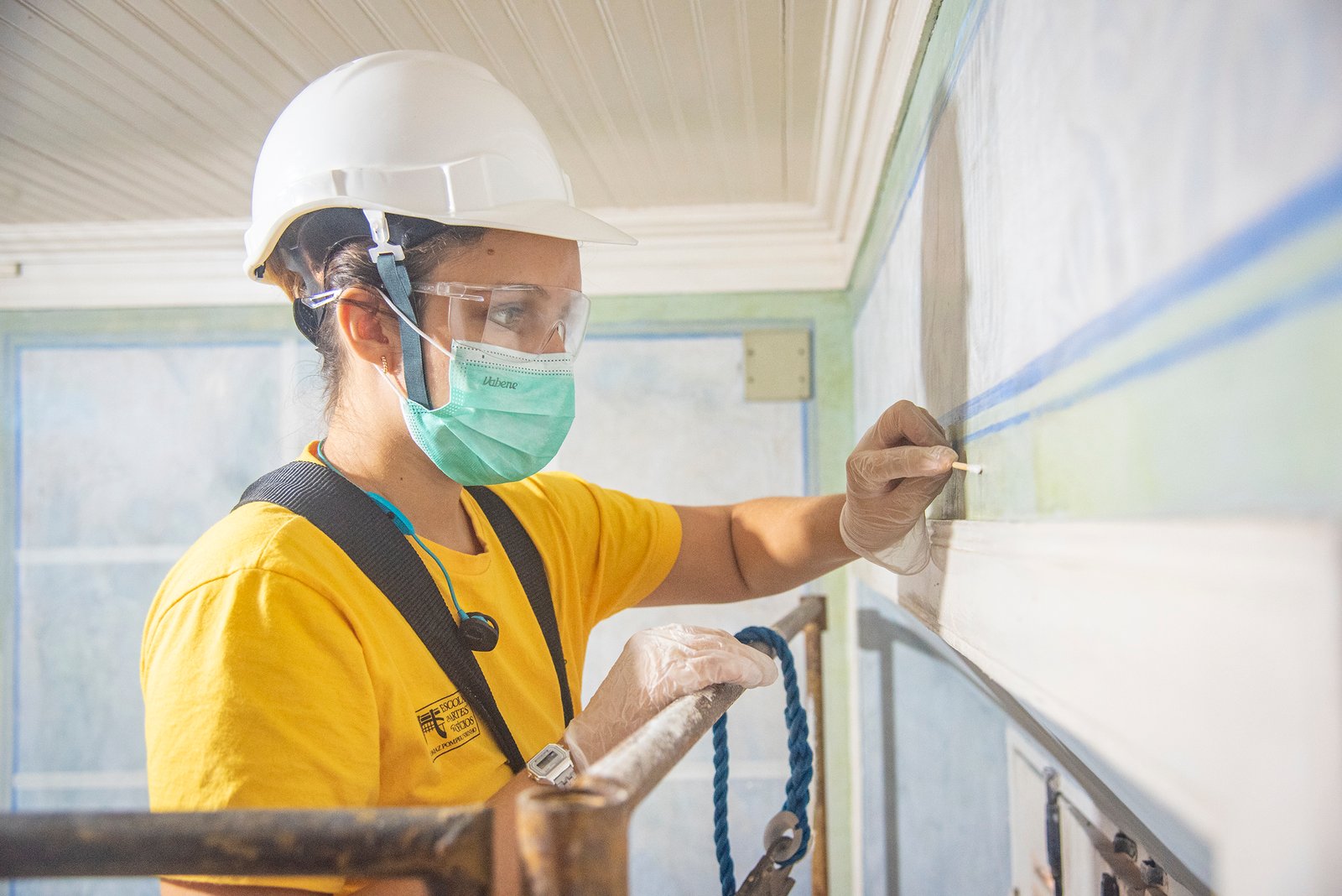 Pinturas decorativas do histórico Palacete Thomaz Pompeu Sobrinho passam por nova ação de restauração feita pelos alunos da EAOTPS