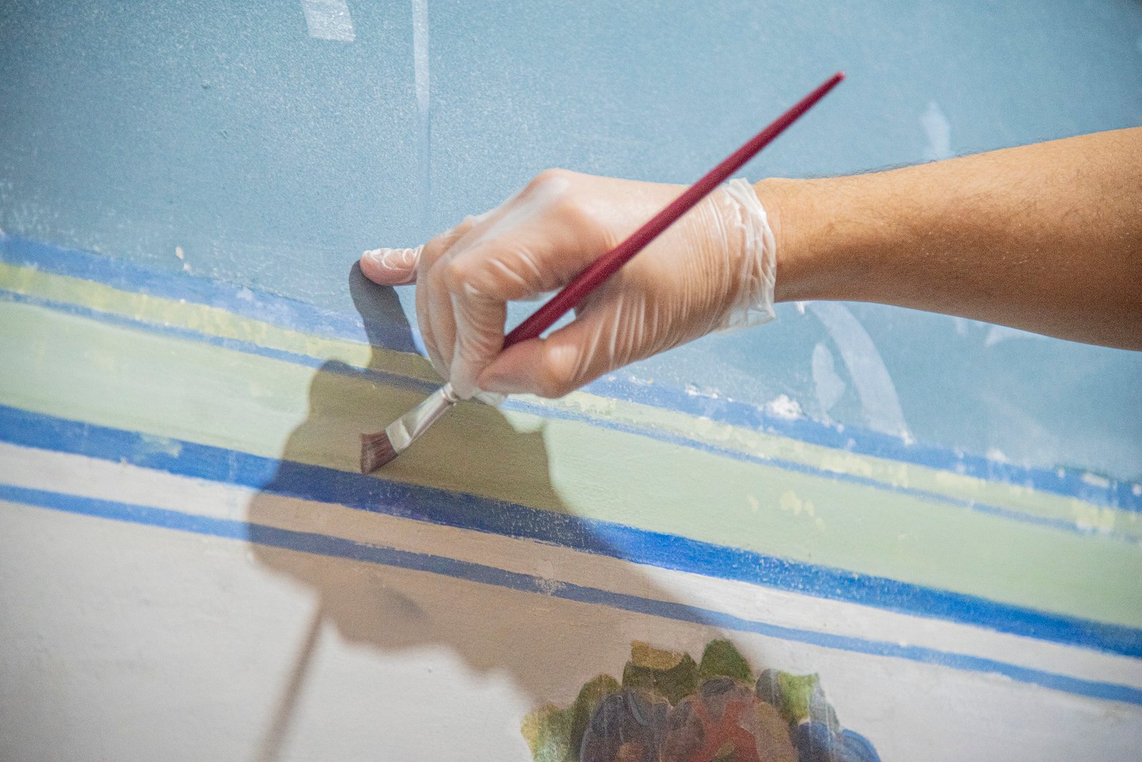 Alunos do curso do Curso de Aperfeiçoamento em Conservação e Restauração da Escola de Artes e Ofícios desenvolvem ações continuadas de restauro nas pinturas decorativas do Palacete Thomaz Pompeu Sobrinho