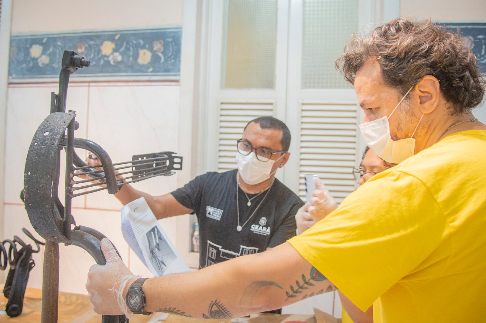 Alunos da Escola de Artes e Ofícios Thomaz Pompeu Sobrinho restauram esculturas do artista plástico Zé Pinto