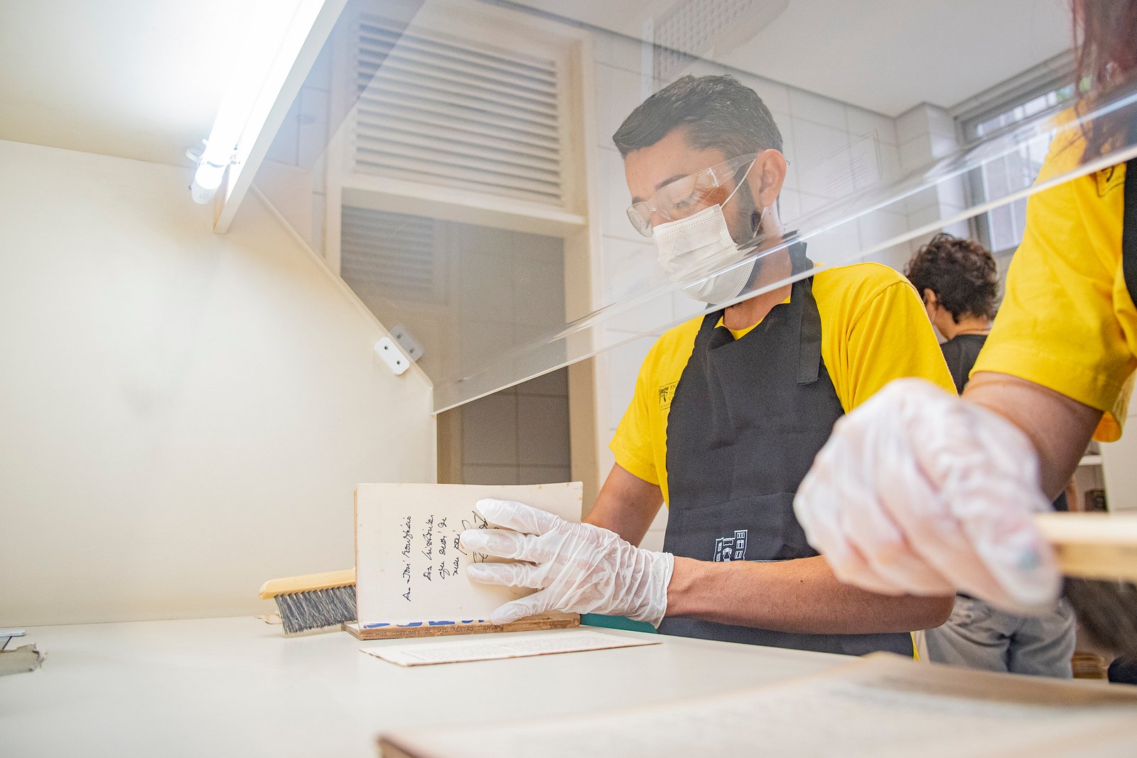 Alunos da EAOTPS realizam ações de conservação e restauração em acervo de obras raras da Bece