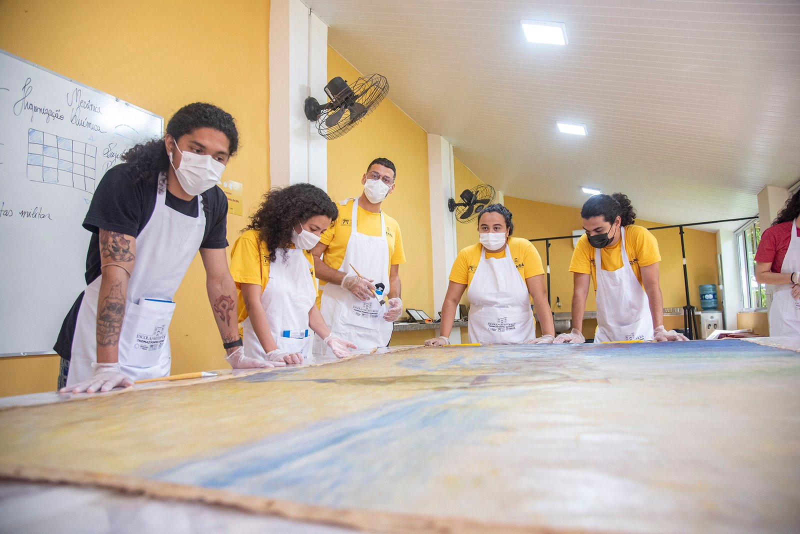 Alunos da Escola de Artes e Ofícios Thomaz Pompeu Sobrinho restauram tela histórica do acervo da Polícia Militar